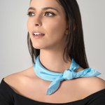 Foulard-soie-femme-bleu-ciel-uni-roulotage-main--AT-07106