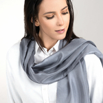 Longue-echarpe-soie-femme-gris-uni-fabrication-traditionnelle--AT-07109