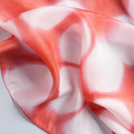 Foulard-soie-rouge-motif-tie-dye-fluidite--AT-07088