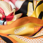 Foulard-carre-soie-orange-roulotte-a-la-main--AT-07178