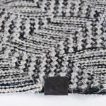 Echarpe-snood-motif-geometrique-noir-blanc--AT-05146_D1_12x12---