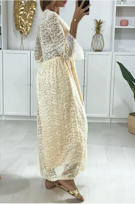 longue-robe-beige-en-dentelle-avec-broderie-au-col-et-a-la-taille (2)
