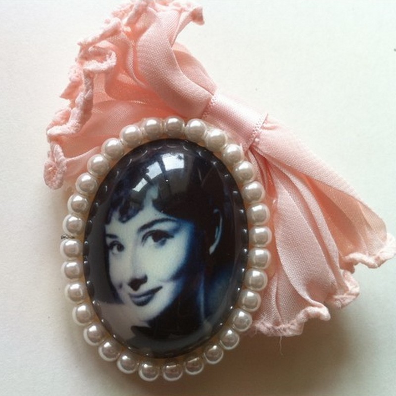 Broche Camée AUDREY HEPBURN à Noeud Rose