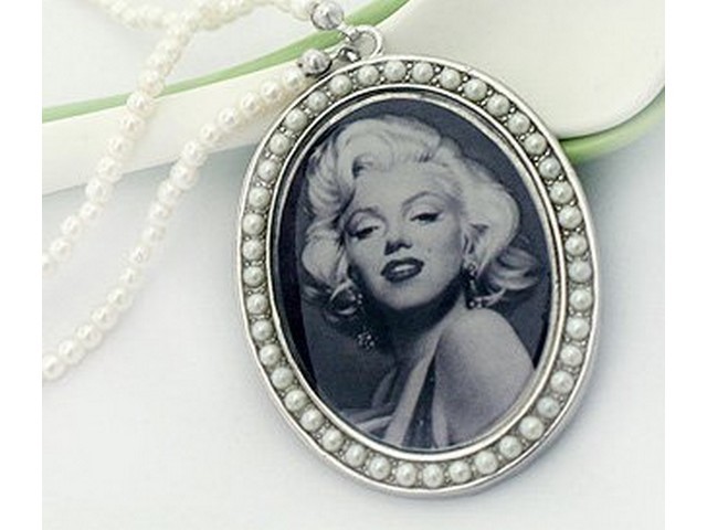 Sautoir Camée Rétro à Perles Marylin Monroe