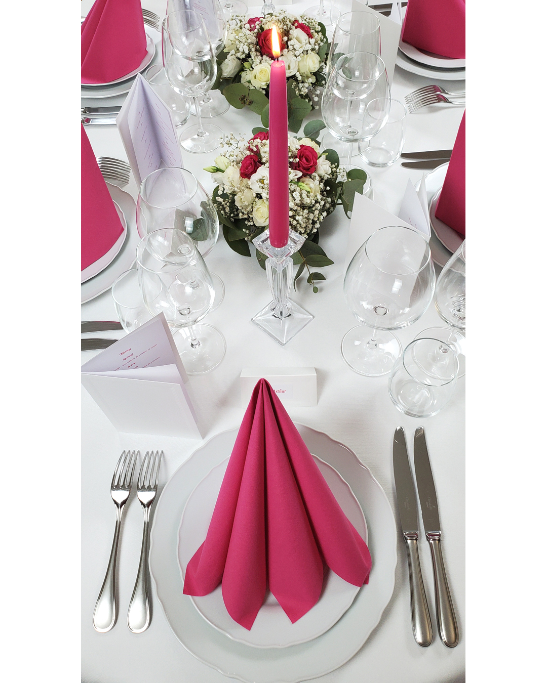 Table chic en rose fuchsia et blanc