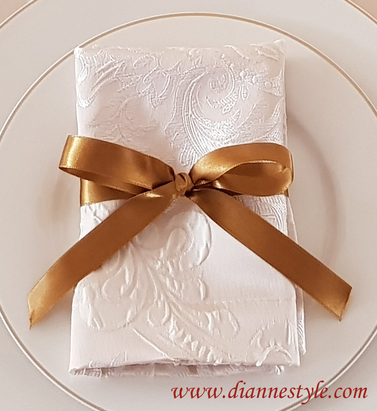 Rubans en satin pour confectionner les nœuds de serviettes. Coloris or. Réf. 147 Décoration de