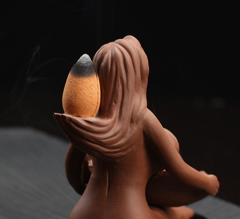 encensoir fumée inversée femme nue de dos