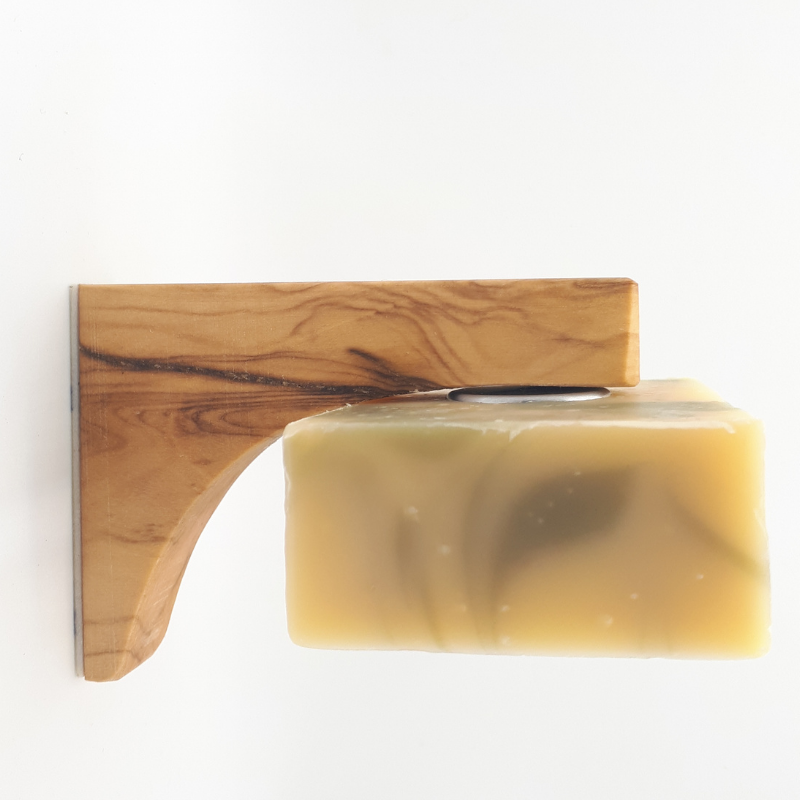 Porte-savon magnétique en bois dolivier avec un savon parfum verveine citronnée