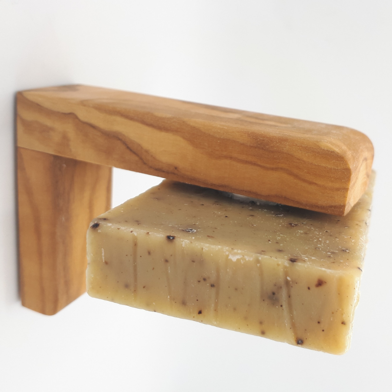 Porte-savon magnétique en bois dolivier avec un savon naturel surgras artisanal