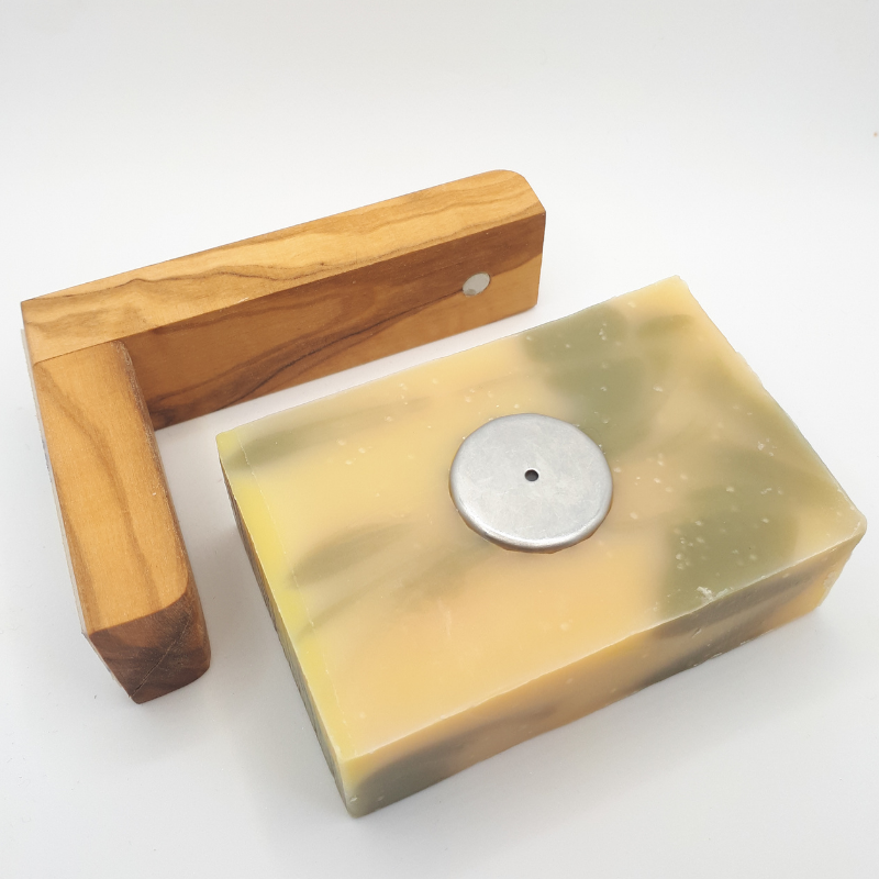 Porte-savon magnétique en bois dolivier avec un savon parfum verveine citronnée