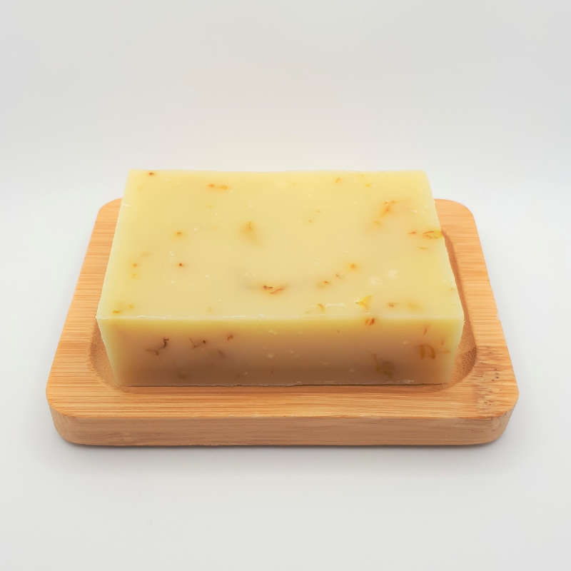 Porte-savon en bambou avec un savon parfum ylang et pathouli