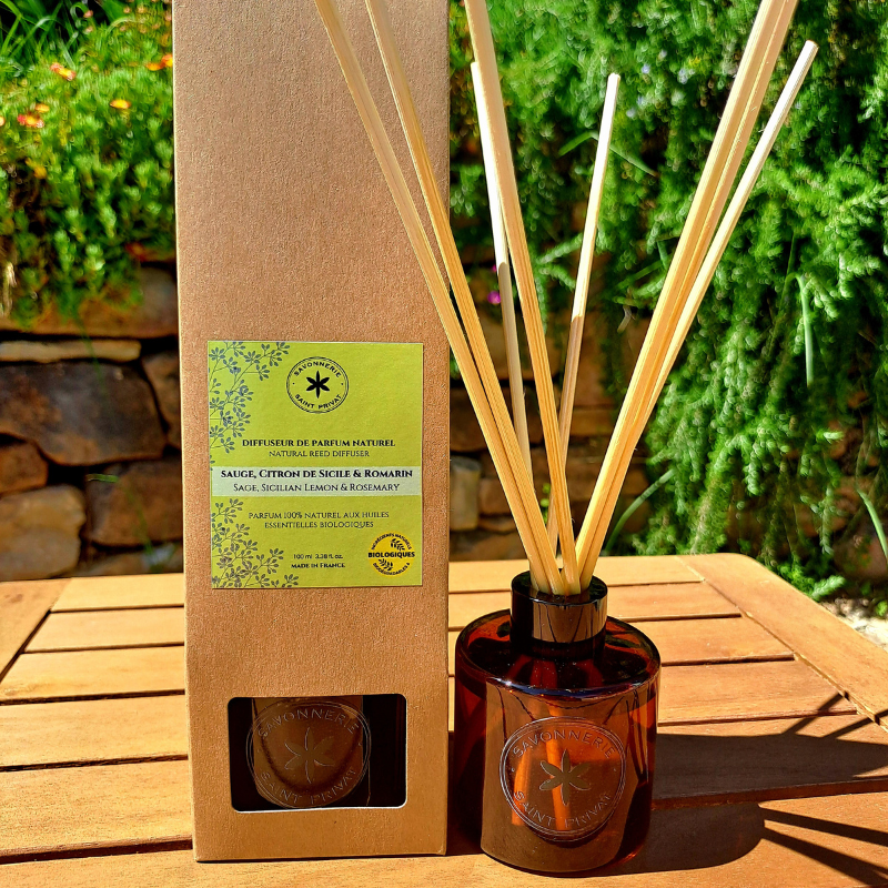 Diffuseur à bâtonnets Sauge, Citron de Sicile et Romarin bio – Savonnerie de Saint-Privat. Flacon en verre ambré et bâtonnets en rotin