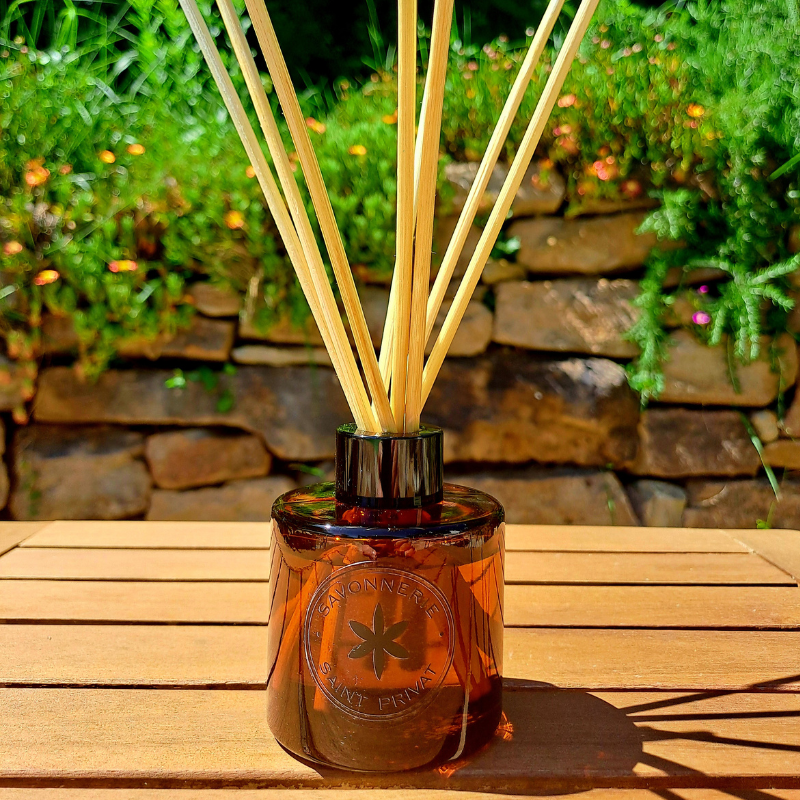 Flacon de diffuseur artisanal avec bâtonnets en rotin naturel et parfum aux huiles essentielles - La Savonnerie de Saint Privat