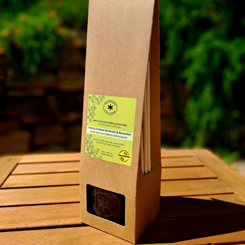 Diffuseur à bâtonnets Sauge, Citron de Sicile et Romarin bio – Savonnerie de Saint-Privat - emballage kraft et bâtonnets en rotin