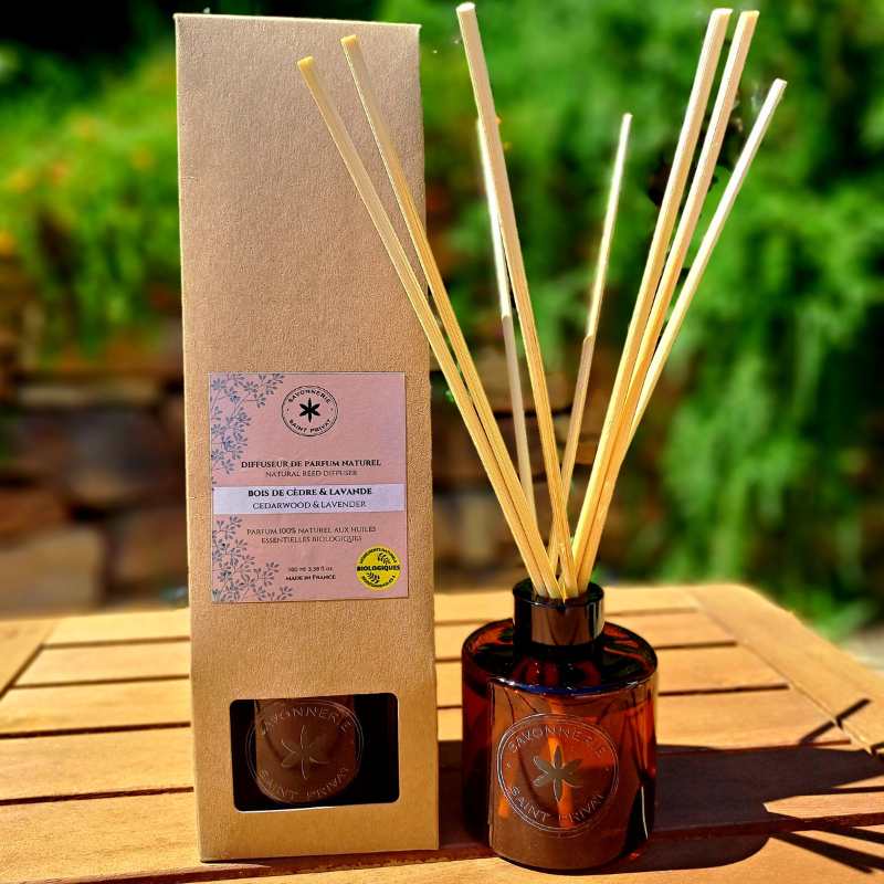 Flacon de diffuseur artisanal parfum bois de cèdre et lavande, bâtonnets en rotin naturel, emballage kraft