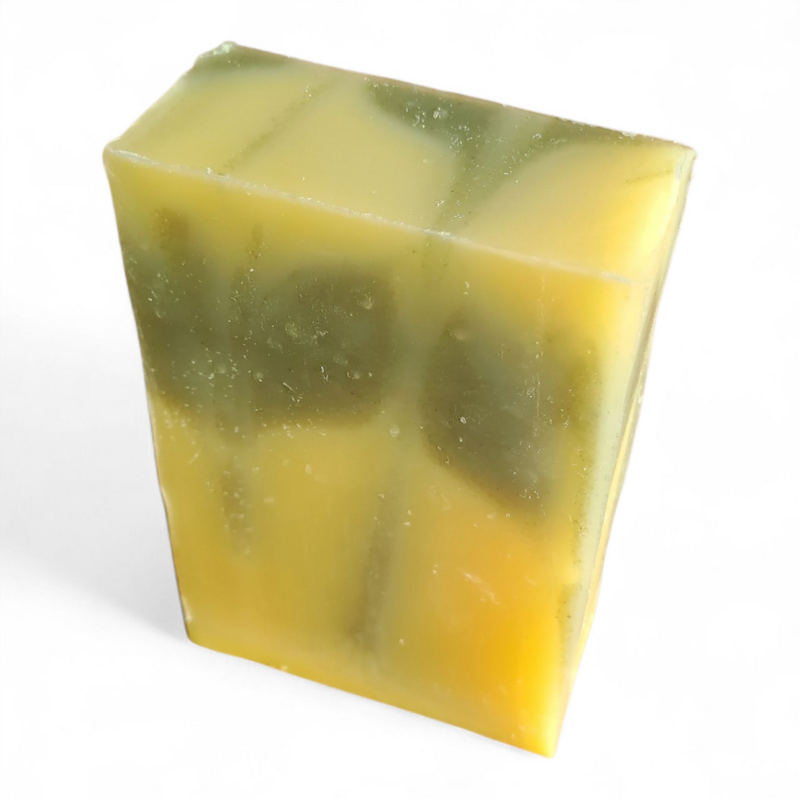 Savon artisanal naturel à la verveine citronnée et argile verte, marbré jaune et vert.
