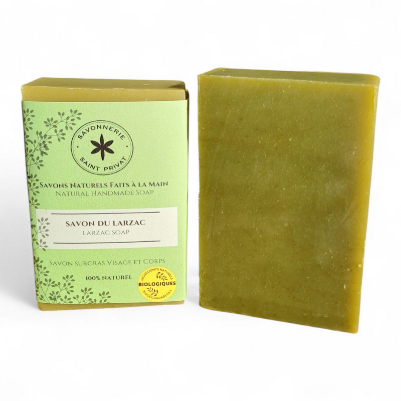 Savon du Larzac artisanal au thym, lavande et romarin, avec son emballage vert de La Savonnerie de Saint-Privat.