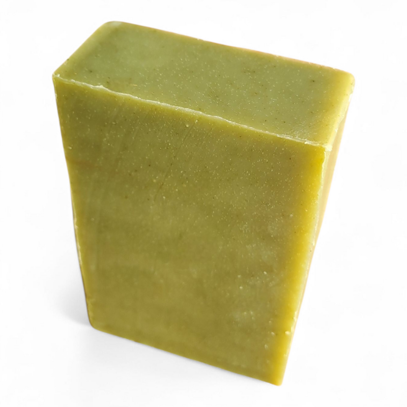 Savon naturel artisanal saponifié à froid, couleur vert olive, parfum thym lavande romarin.