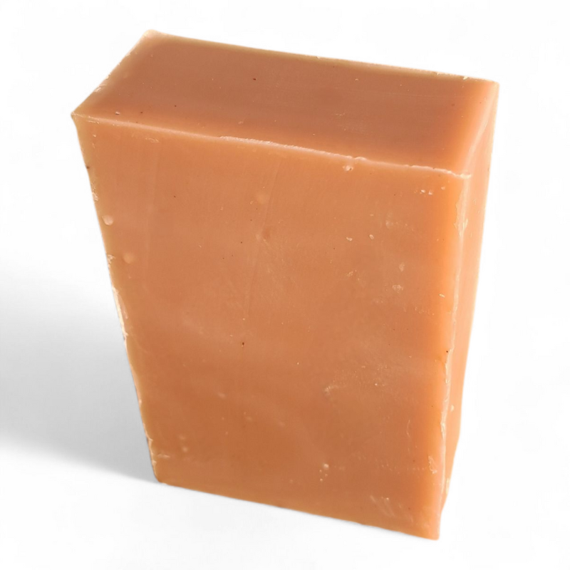 Savon artisanal naturel Rose Églantine, couleur rose poudré.