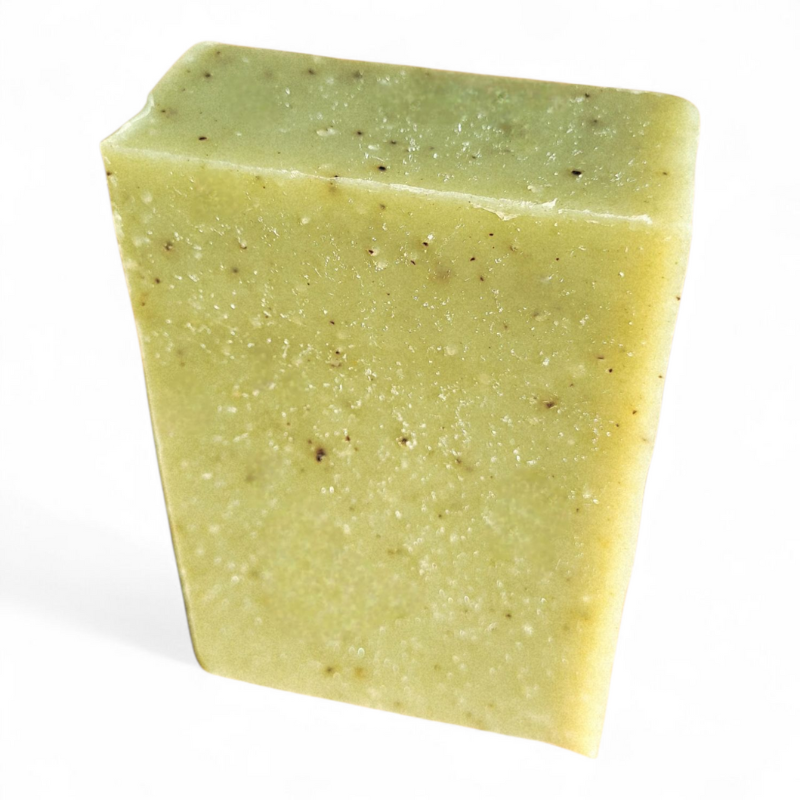 Savon artisanal naturel Lemongrass et Romarin, couleur vert clair avec éclats de café.