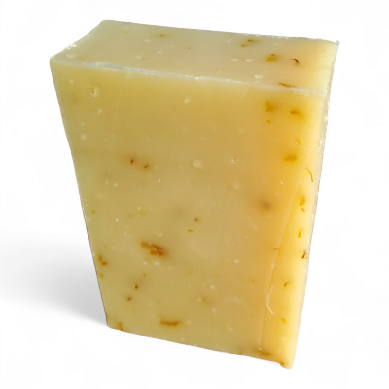 Savon naturel artisanal Ylang Ylang Patchouli avec pétales de calendula visibles.
