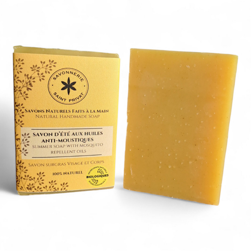 Savon d’été artisanal aux huiles anti-moustiques avec son emballage jaune, La Savonnerie de Saint-Privat.