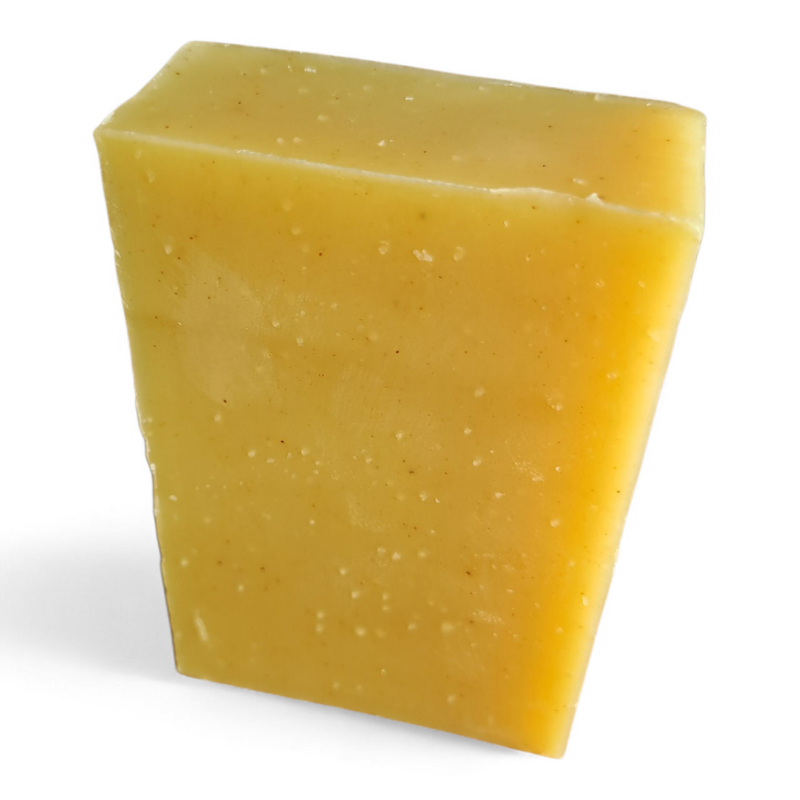 Savon naturel d’été aux huiles répulsives anti-moustiques, couleur jaune avec poudre de curcuma.