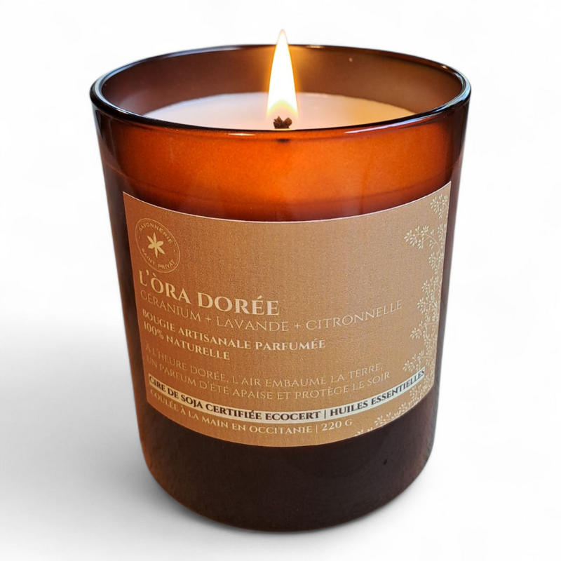 Bougie anti-moustiques naturelle allumée aux huiles essentielles de citronnelle, géranium et lavandin