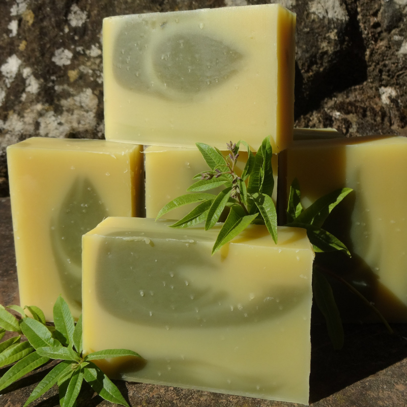 Savon naturel et surgras parfum verveine citronnée coloré à largile verte