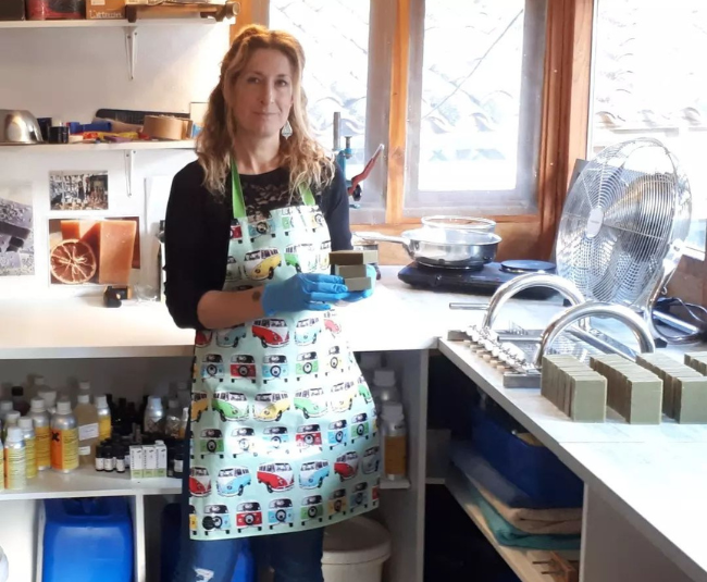 La savonnière dans l'atelier