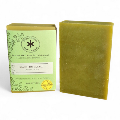 Savon du Larzac artisanal au thym, lavande et romarin, avec son emballage vert de La Savonnerie de Saint-Privat.