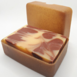 Boite à savon écologique en bois liquide avec un savon parfum grenade et beurre de mangue