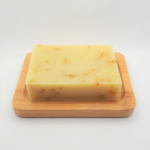 Porte-savon en bambou avec un savon parfum ylang et pathouli