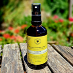 Flacon de parfum d'ambiance "Citrina" avec un mélange d'huiles essentielles de bergamote, pamplemousse, citron vert et lemongrass, inspiré par l'Occitanie.
