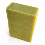 Savon naturel artisanal saponifié à froid, couleur vert olive, parfum thym lavande romarin.