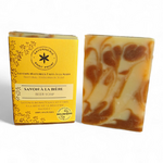 Savon à la Bière artisanal, marbré beige et caramel, avec emballage jaune.