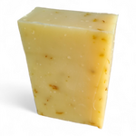 Savon naturel artisanal Ylang Ylang Patchouli avec pétales de calendula visibles.