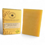 Savon d’été artisanal aux huiles anti-moustiques avec son emballage jaune, La Savonnerie de Saint-Privat.