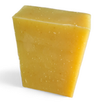 Savon naturel d’été aux huiles répulsives anti-moustiques, couleur jaune avec poudre de curcuma.