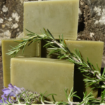 Savon du Larzac artisanal et surgras, parfum lavande, romarin et thym bio et spiruline bio