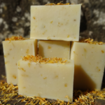 Savon surgras artisanal parfum ylang et patchouli avec pétales de soucis