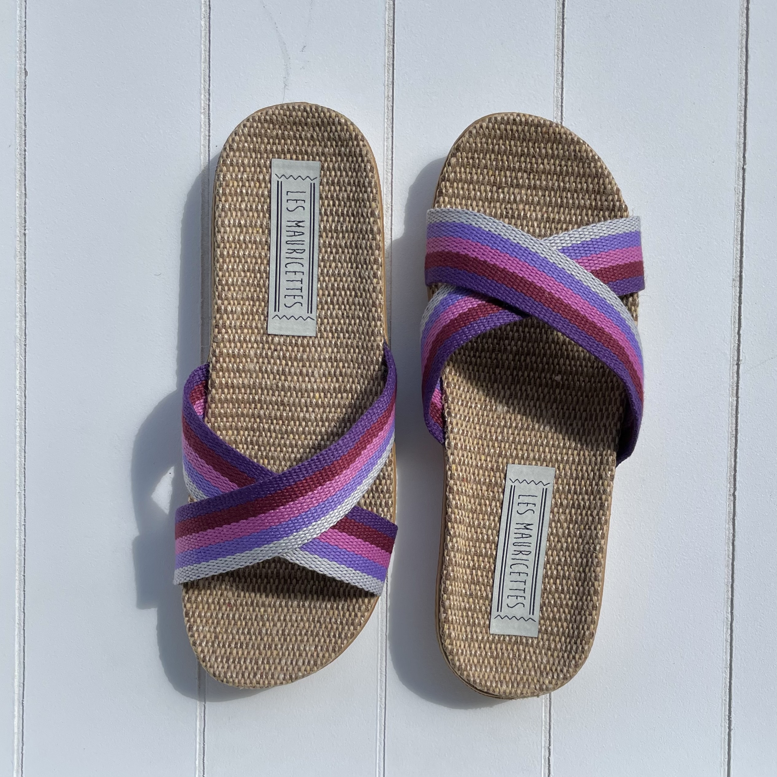 Les Mauricettes de Ninon, claquettes de plage et pantoufles légères couleur violette