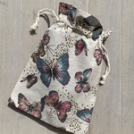 Les Mauricettes de Jeannette sandales légères et confortables dans un pochon papillon
