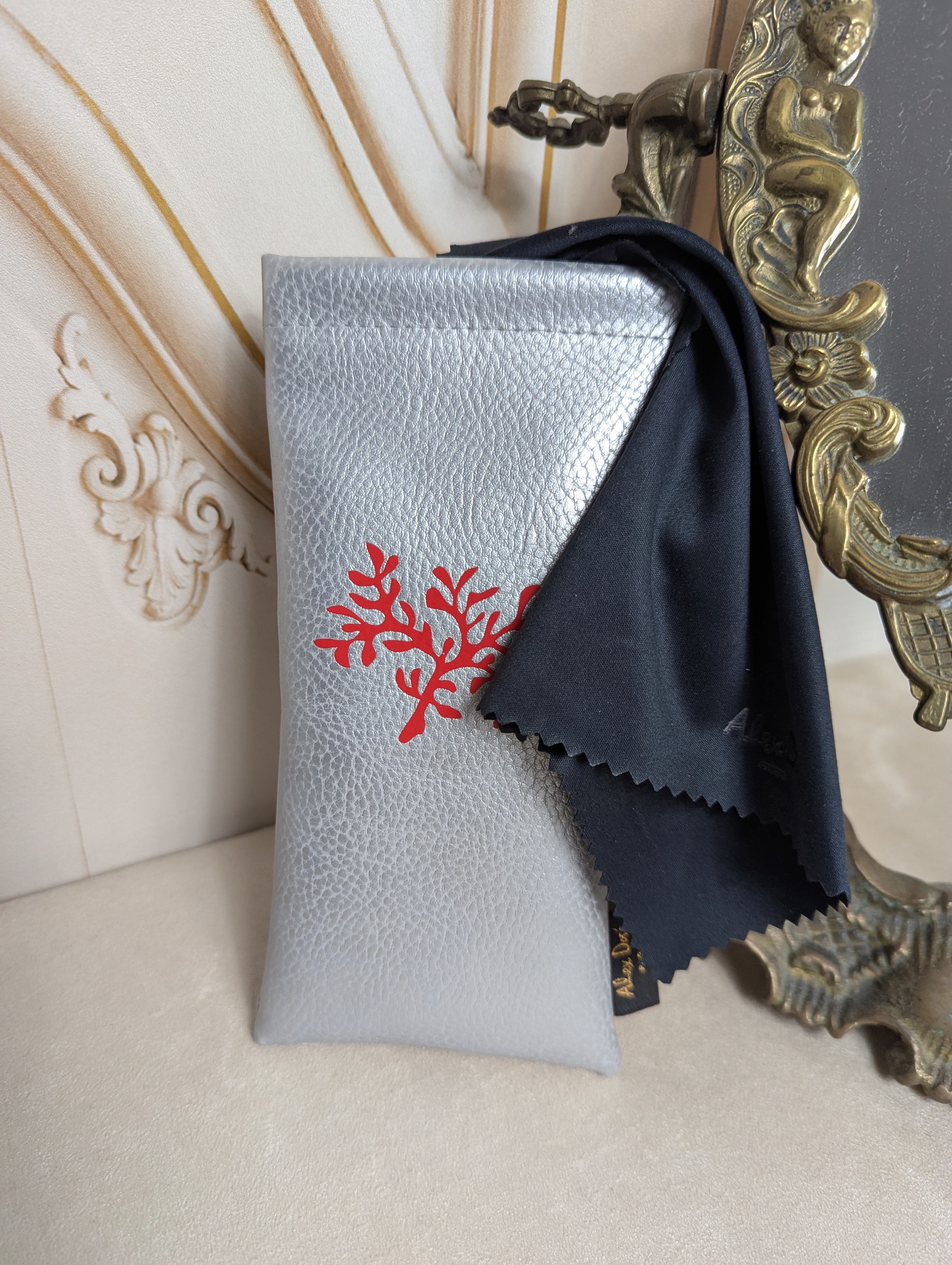 Etui Lunettes simili cuir argent motif corail rouge mat Alex Doré Paris et lingette
