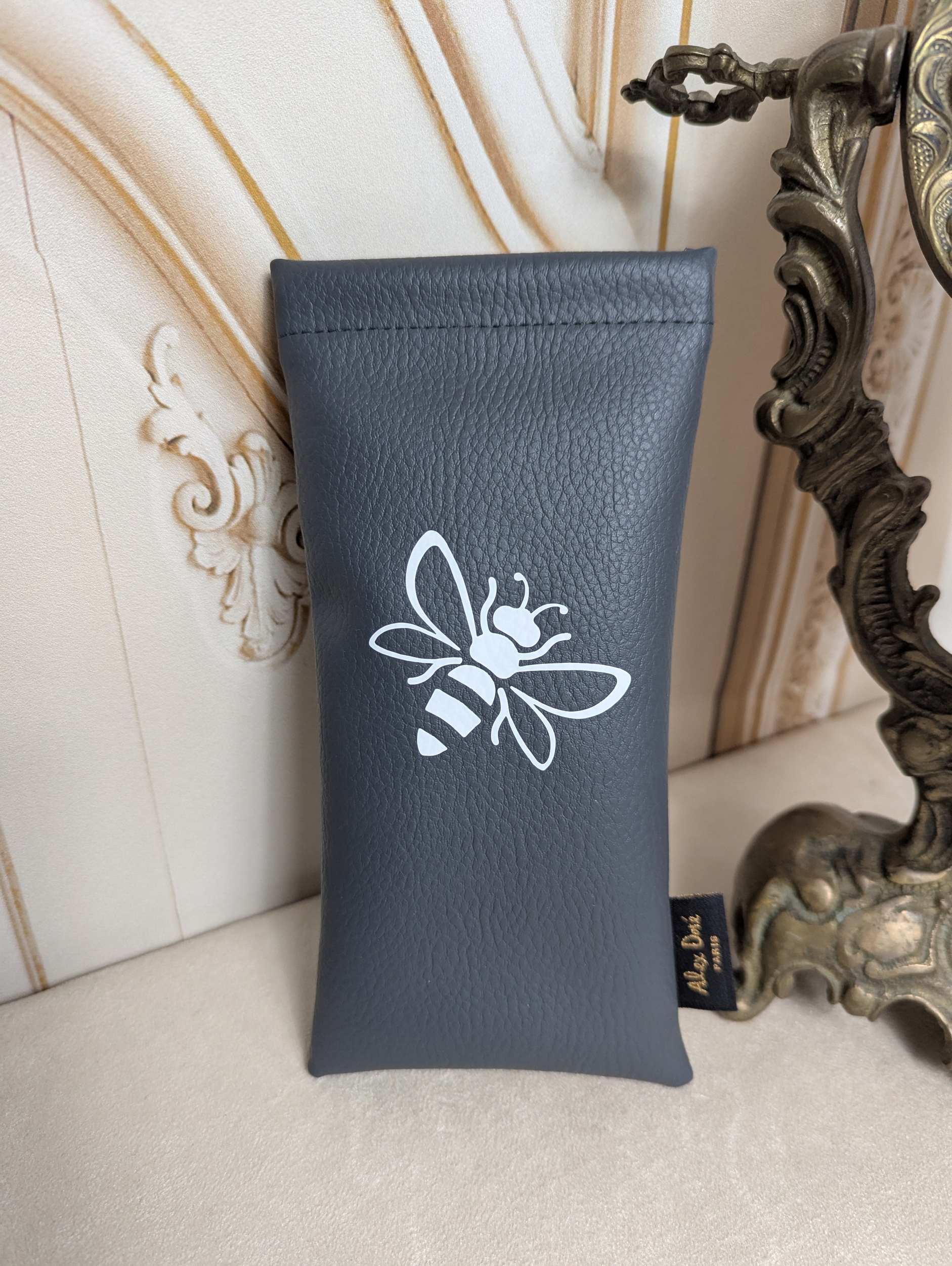 Etui Lunettes simili cuir anthracite motif abeille blanc mat Alex Doré Paris