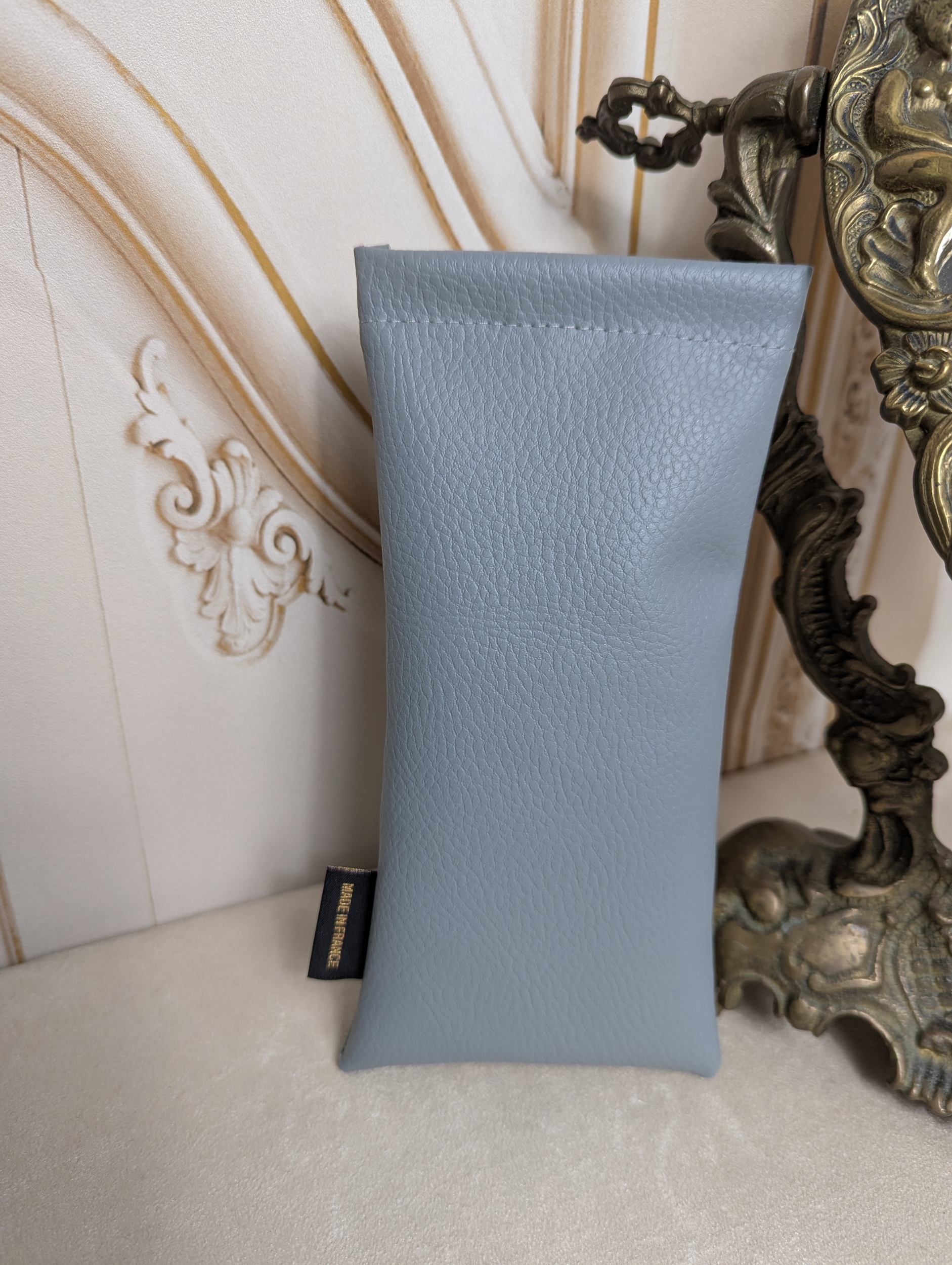 Etui Lunettes simili cuir gris motif feuille de chêne rouge mat Alex Doré Paris dos