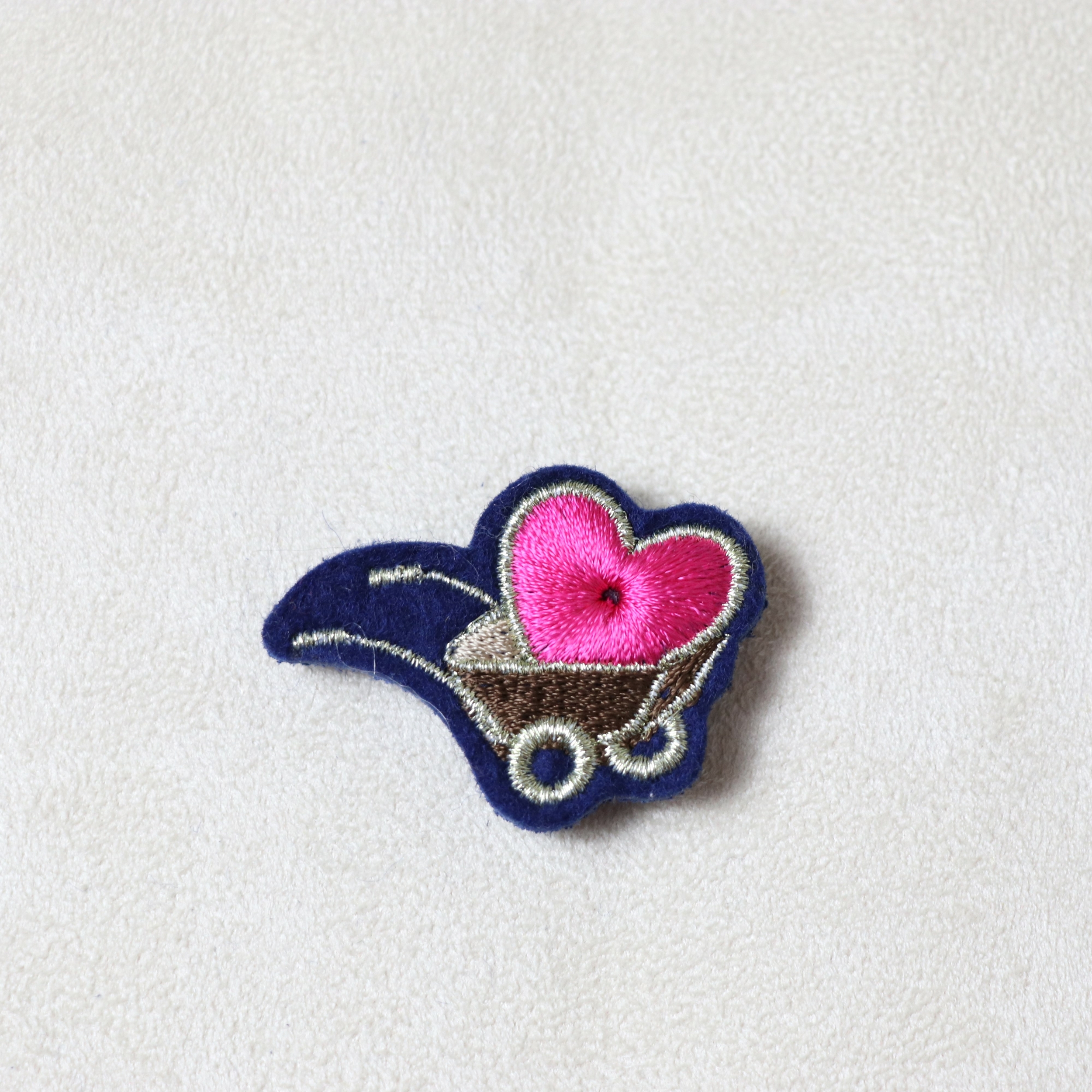 Broche Brodée aimant Alex Doré Paris Brouette fuschia marron argent fon marine