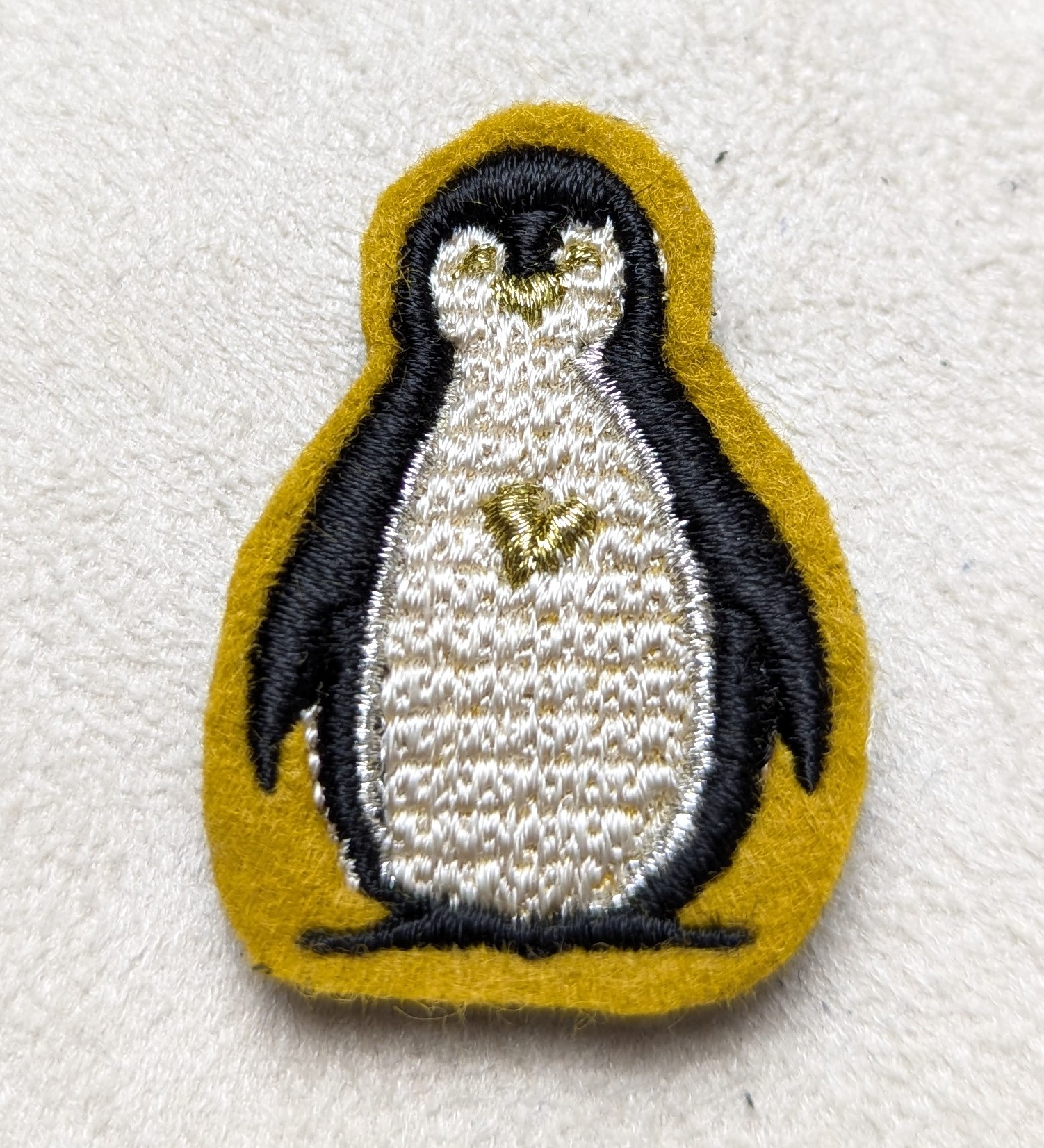 Broche Brodée aimant Alex Doré Paris Pingoin noir écru or fond jaune PM