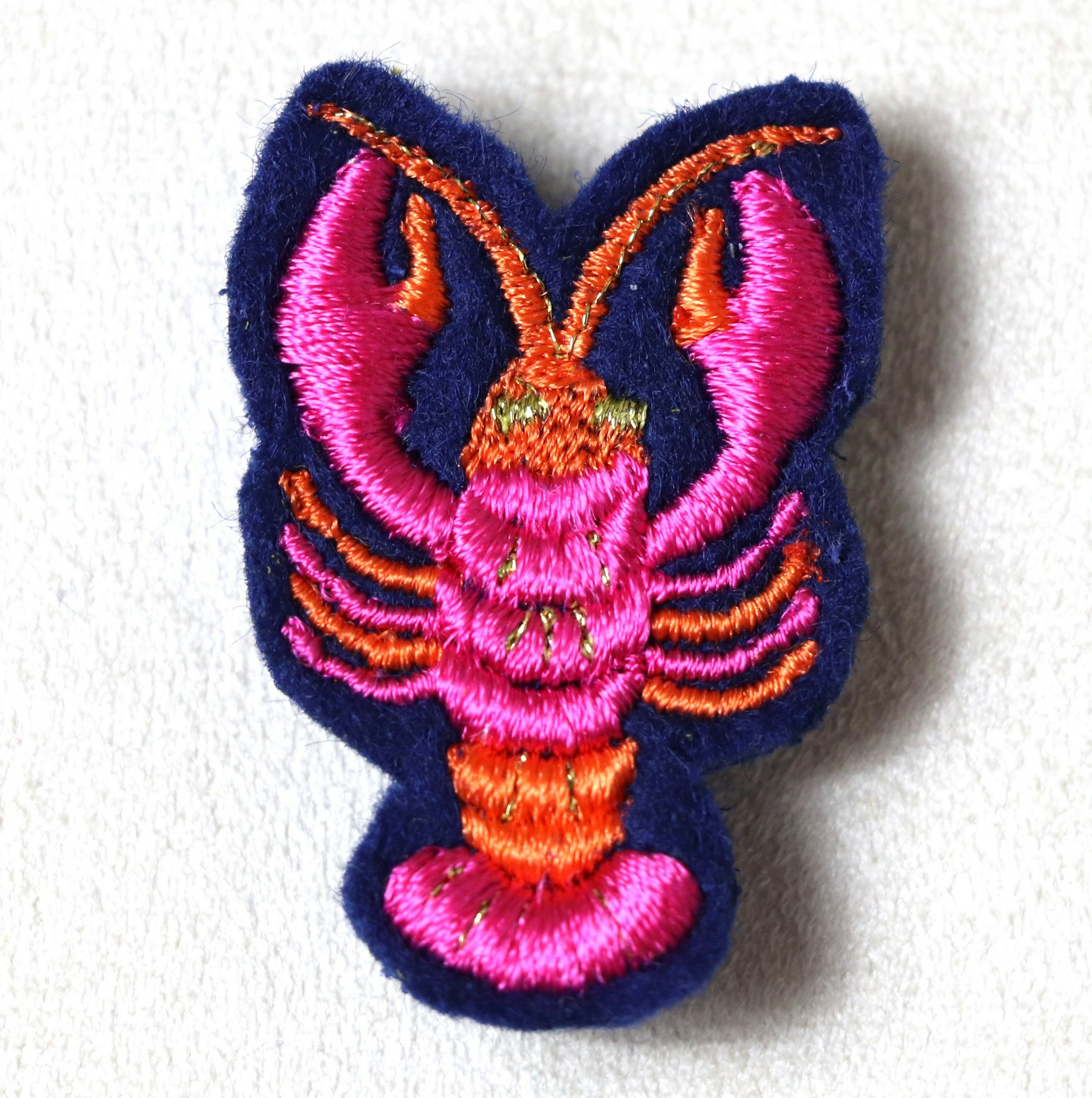 Broche Brodée aimant Alex Doré Paris homard rose fond bleu PM
