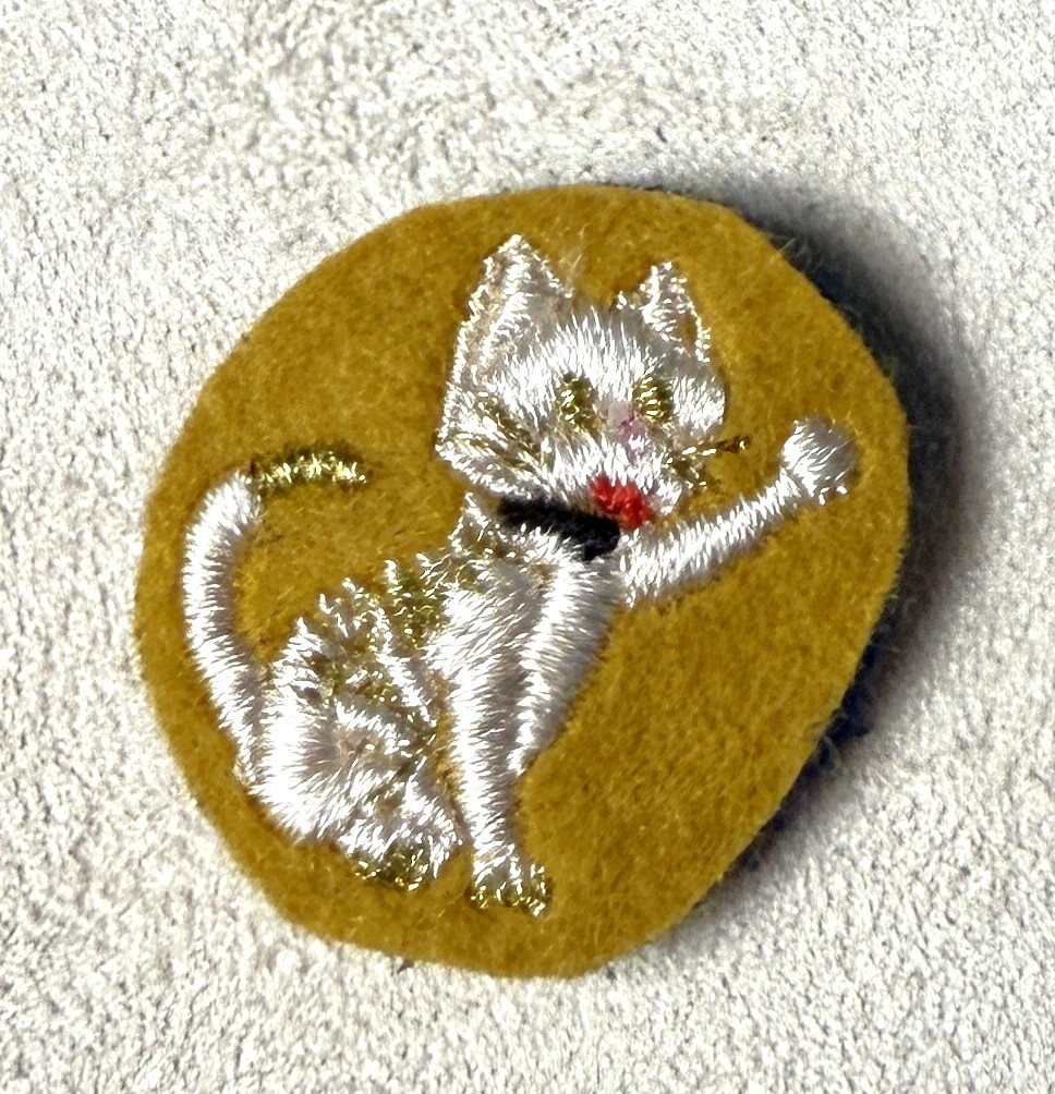 Broche Brodée aimant Alex Doré Paris chaton blanc fond jaune